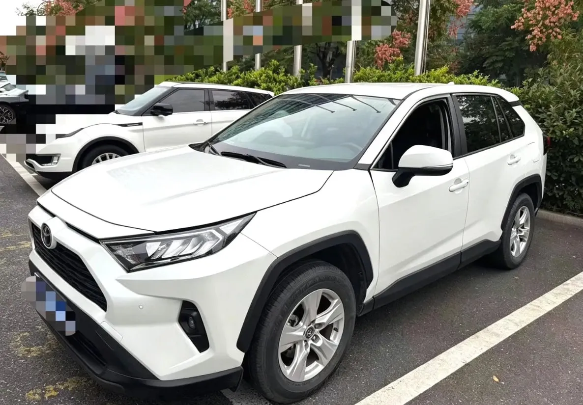 Toyota RAV4 2023 — фото 1 из 5